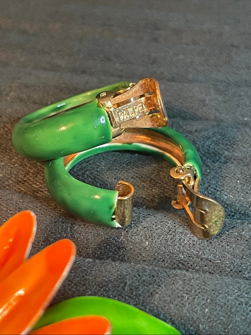 Vintage Metal Enamel Flower Brooch & Green Enamel Hoop Clip On Earrings - Picture 10 of 11